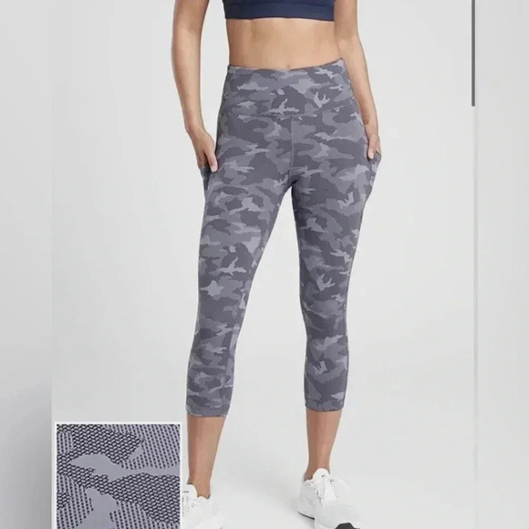 ATHLETA Women Ultimate Stash Pocket Texture Camo Capri‎ Leggings in Purple Sz SP - Picture 1 of 9